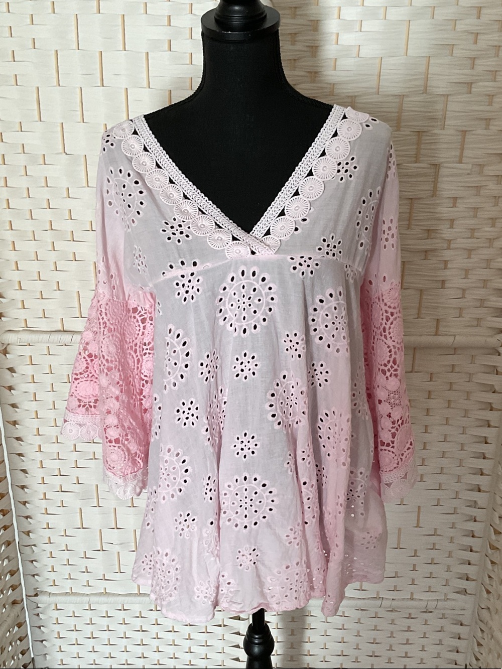 MISSLOOK Light Pink Eyelet Lace V-Neck Tunic